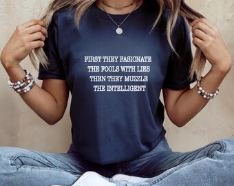 「まず彼らは愚か者を魅了する」Tシャツ｜反ファシスト・リベラルTシャツ、歴史リマインダー引用Tシャツ