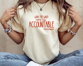 誰かが責任を問われたら起こして、正義と説明責任Tシャツ｜リベラル活動家シャツ