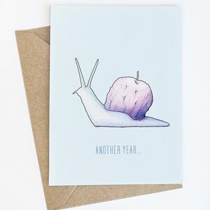 Another Year... (escargot x pomme) carte de voeux d'anniversaire, carte de voeux drôle, carte de petit chien
