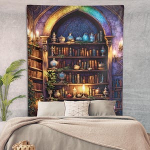 Puede incluir: Un tapiz que representa una escena detallada de una biblioteca con una gran estantería llena de libros, jarrones y velas. La obra de arte presenta un arco gótico con vidrieras y está colocada contra una pared gris. El tapiz cuelga sobre una cama con ropa de cama de color neutro.