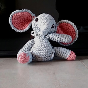 Zabawka/pluszowy słoń wykonany na szydełku amigurumi