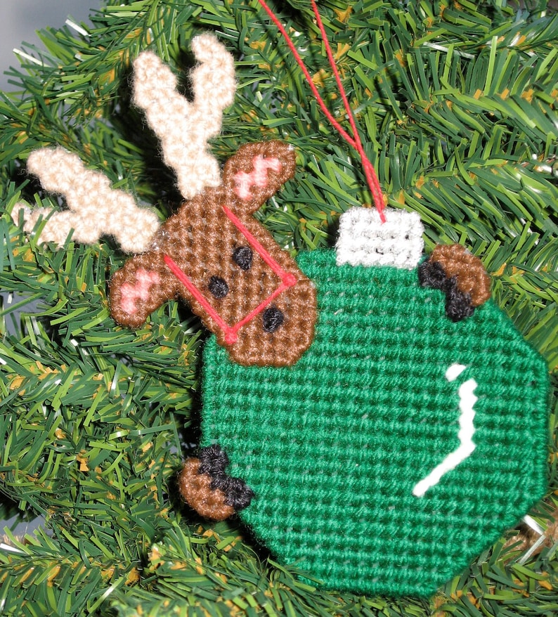 Plastic reindeer patterned ball ornament main image 1