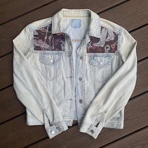 Jaqueta jeans estilo western reciclada, jaqueta jeans estilo cowboy restaurada, jaqueta estilo cowgirl reformada, jaqueta exclusiva feita à mão, bota de cowboy bordada