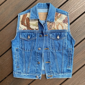 Gilet en jean western recyclé, denim de cow-girl restauré, veste de botte de cow-boy retravaillée, vêtement unique en son genre fait main, entreprise de jeans de l'Arizona, bleu