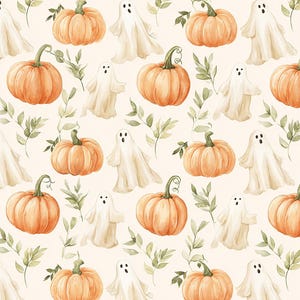 Op de afbeelding: Een herhalend patroon met aquarelillustraties van oranje pompoenen, witte spoken met eenvoudige zwarte ogen en monden, en groene takjes met blaadjes op een lichte crèmekleurige achtergrond. De elementen zijn gelijkmatig verdeeld.
