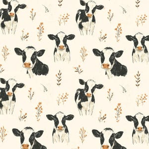 Pode incluir: Um padrão repetitivo sobre um fundo creme com ilustrações de vacas pretas e brancas intercaladas com pequenos e delicados ramos de flores silvestres castanhas. As vacas são retratadas em várias poses, exibindo as suas marcas faciais distintas.