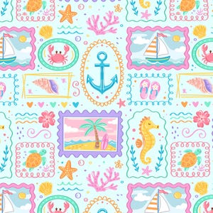 Könnte beinhalten: Ein hellblaues Stoffmuster mit nautischen Illustrationen, darunter Segelboote, Anker, Krabben, Seepferdchen, Meeresschildkröten, Muscheln, Seesterne, Palmen und Flip-Flops, angeordnet in einem sich wiederholenden Raster aus Rahmen.