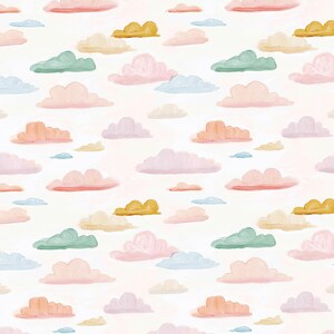 Puede incluir: Un patrón repetitivo que presenta nubes de estilo pintado a mano en varios colores suaves, incluyendo rosa apagado, verde salvia, azul pálido y amarillo dorado sobre un fondo blanco roto. Las nubes varían en tamaño y forma en el diseño.