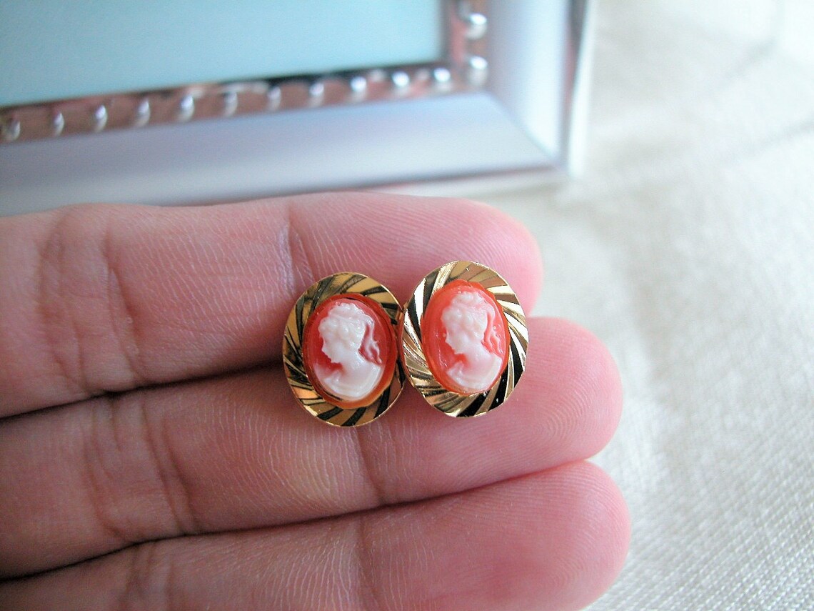 Cameo stud earrings Clearance