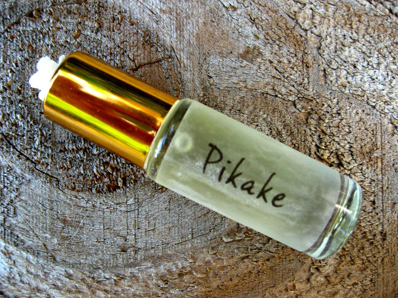 MINI PARFUM PIKAKE Jasmin d'Hawaï. Parfum à bille personnalisé. Contient de l'huile essentielle de pikake et un parfum. 1/6 oz liq. 5 ml. image 1