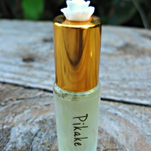 MINI PARFUM PIKAKE Jasmin d'Hawaï. Parfum à bille personnalisé. Contient de l'huile essentielle de pikake et un parfum. 1/6 oz liq. 5 ml. image 2