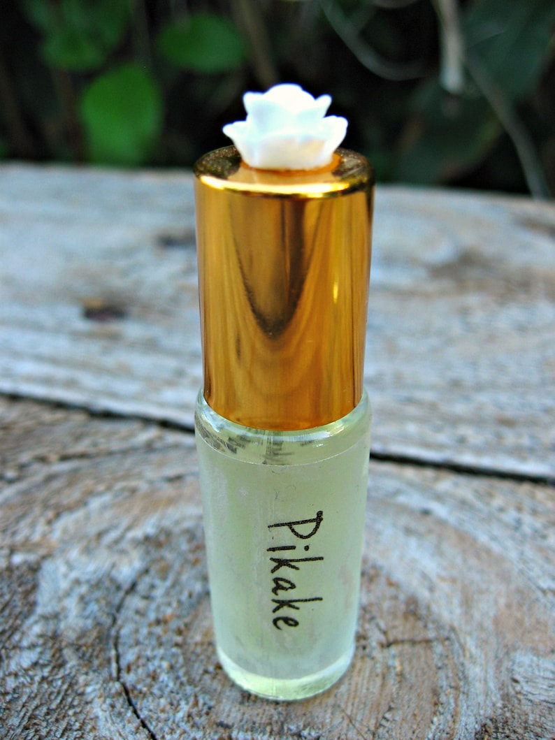MINI PARFUM PIKAKE Jasmin d'Hawaï. Parfum à bille personnalisé. Contient de l'huile essentielle de pikake et un parfum. 1/6 oz liq. 5 ml. image 2