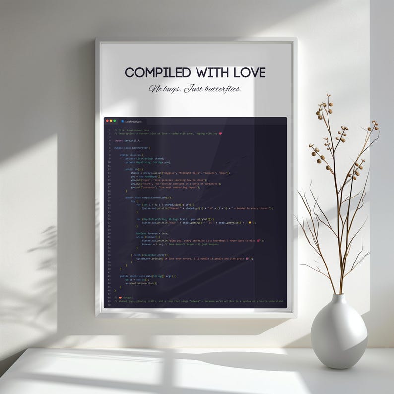 Pode incluir: Uma impress&atilde;o emoldurada com o texto "COMPILED WITH LOVE" e "No bugs. Just butterflies." A impress&atilde;o apresenta um fundo escuro com linhas de c&oacute;digo. Um vaso branco com galhos est&aacute; &agrave; direita.