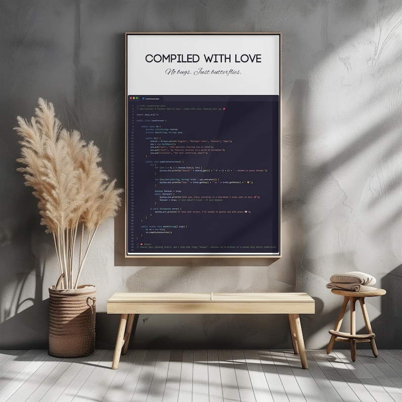 Pode incluir: Um poster emoldurado com o texto "COMPILED WITH LOVE" e "No bugs. Just butterflies." O poster apresenta um fundo escuro com linhas de c&oacute;digo. A moldura &eacute; dourada e o poster &eacute; exibido numa parede cinzenta.