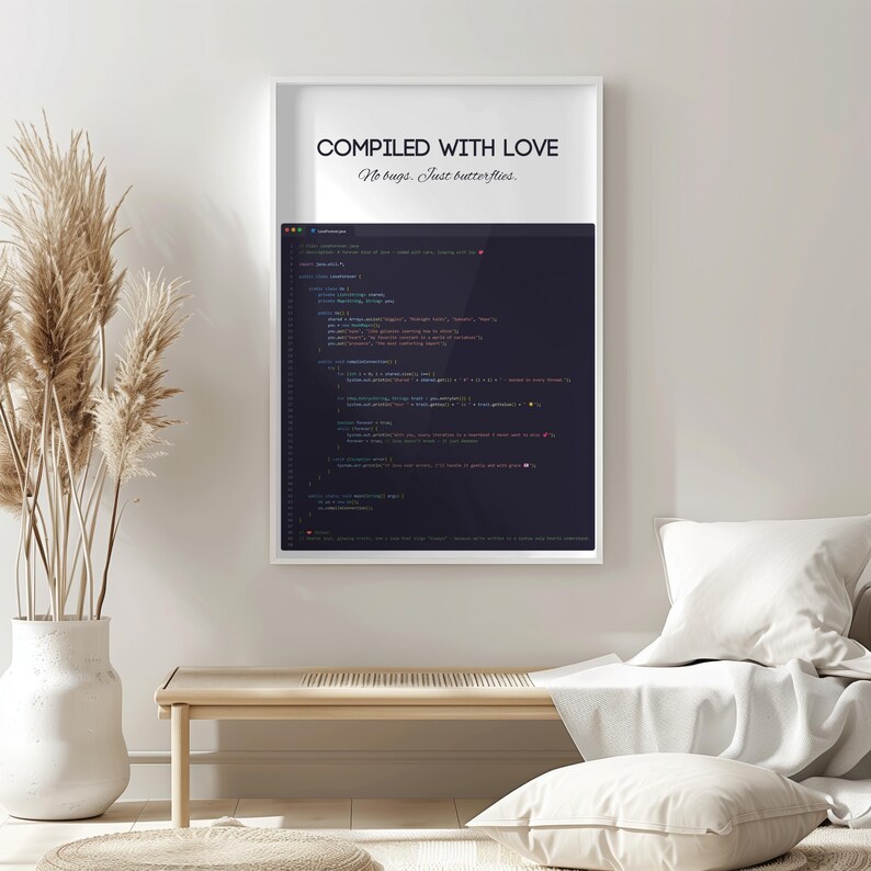 Pode incluir: Uma impress&atilde;o emoldurada com c&oacute;digo de computador em um fundo escuro. Acima do c&oacute;digo, a impress&atilde;o diz "COMPILED WITH LOVE" e "No bugs. Just butterflies." A impress&atilde;o, em uma moldura branca, tem um design moderno e tecnol&oacute;gico.