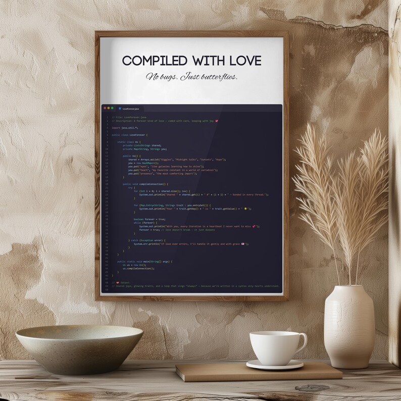 Pode incluir: Uma impress&atilde;o emoldurada com o texto "COMPILED WITH LOVE" e "No bugs. Just butterflies." A impress&atilde;o apresenta c&oacute;digo de computador em um fundo escuro. Uma x&iacute;cara de ch&aacute; branca e um vaso decorativo com plantas secas est&atilde;o em primeiro plano.