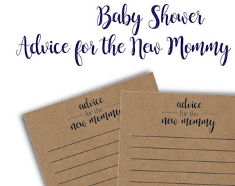 Pode incluir: Dois cartões retangulares de papel kraft para um chá de bebê, cada um com o texto impresso em preto "advice for the new mommy" no topo, seguido por várias linhas horizontais para escrever e a frase "with love," na parte inferior.