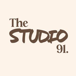 Puede incluir: Logotipo marr&oacute;n y blanco con el texto "The Studio 91."