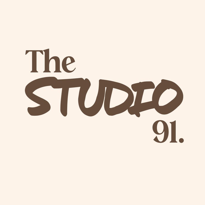 Puede incluir: Logotipo marr&oacute;n y blanco con el texto "The Studio 91."