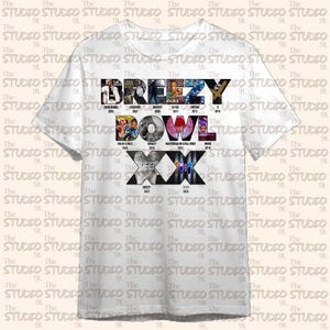 Puede incluir: Camiseta blanca con un collage de portadas de &aacute;lbumes y t&iacute;tulos del artista "Breezy" de 2007 a 2022.