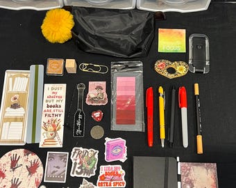 Bookish Bundle - Deluxe Leser Geschenkset, Journal, Buchlampe, Stifte, Aufkleber, Lesezeichen, Untersetzer