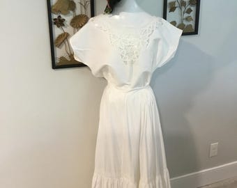 White Cotton Top Boho Peasant Blouse Crisp white Top Cut out Detail on Neckline and Hem Simple White Peasant Top With Embroidered Neckline