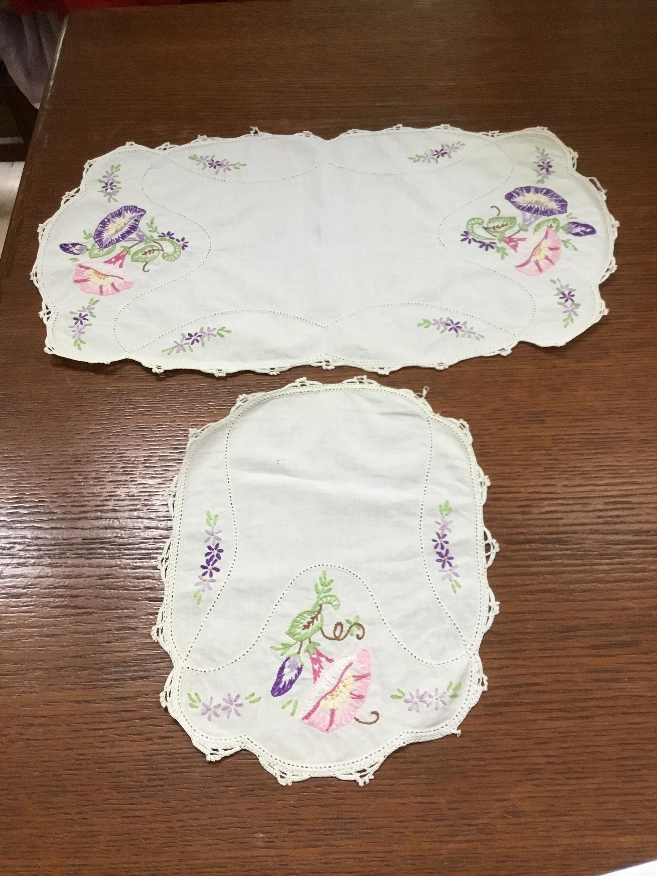 Camino de mesa de lino vintage, 2 bufandas bordadas, flores coloridas en cada extremo, estilo rústico, estilo shabby chic, estilo campestre, campanillas