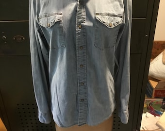 Wrangler Shirt Indigo Label Faded Blue Work Shirt Pearlized Snaps Down Front Made in USA Size S/PM Shoeeeee Cowboy Southwestern Unisex