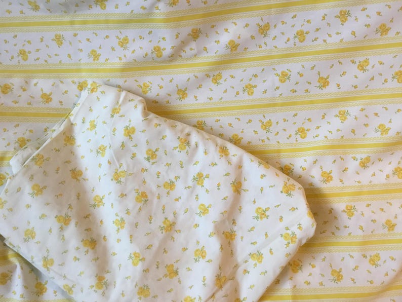 Draps fleuris vintage JC Penney, roses jaunes sur fond blanc, 2 parures de lit en percale pour lit simple, tissu cottagecore à recycler image 2