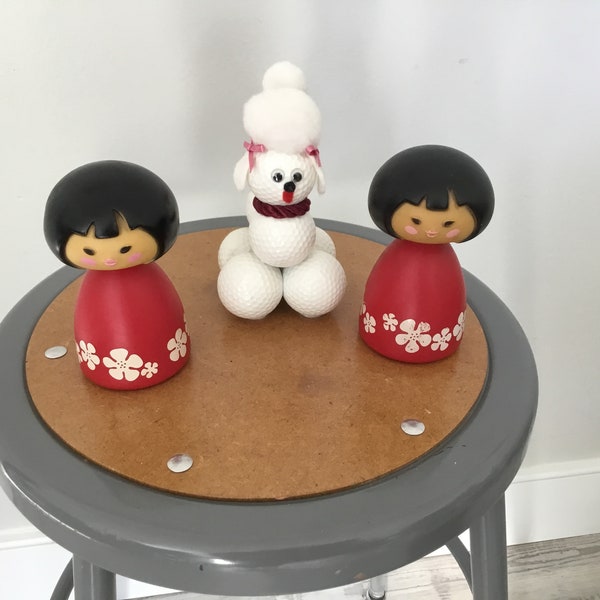 MOD Asian Girls et une figurine de caniche faite de balles de golf Avon Small World Shampoo Containers Funky 3 pièces pour afficher l’ensemble MOD rouge et blanc