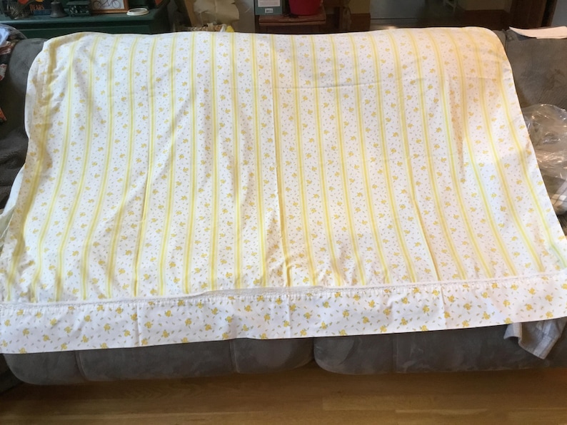 Draps fleuris vintage JC Penney, roses jaunes sur fond blanc, 2 parures de lit en percale pour lit simple, tissu cottagecore à recycler image 3