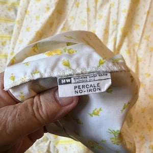 Draps fleuris vintage JC Penney, roses jaunes sur fond blanc, 2 parures de lit en percale pour lit simple, tissu cottagecore à recycler image 8