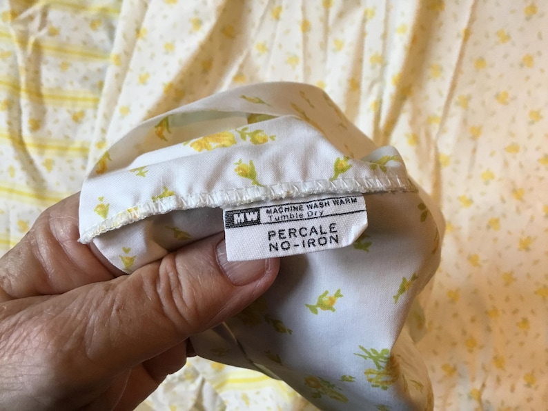 Draps fleuris vintage JC Penney, roses jaunes sur fond blanc, 2 parures de lit en percale pour lit simple, tissu cottagecore à recycler image 8