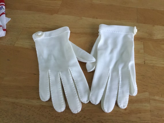 Vintage Gloves Off White Cotton Gloves with Shell… - image 1