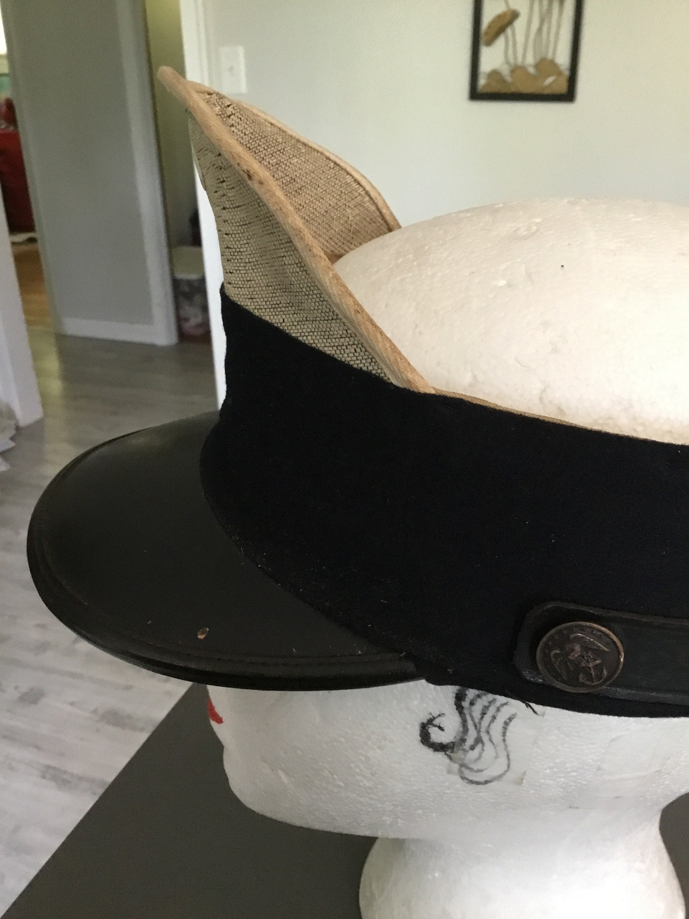 Sombrero de uniforme de hombre antiguo modificado navegante