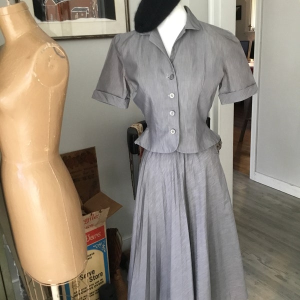 50's Ladies Suit Tailored Jacket Nipped Waist Short Sleeves Full Pleated Skirt Gray Light Weight Fabric Variegated Gray Classic Jerell Jr NY