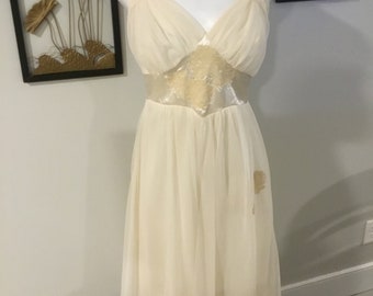 Vintage Lingerie Ivory Flowing Nightgown 100% Nylon 2 Layer Nightgown Carillon Label Size 32 Lovely Styling Bridal