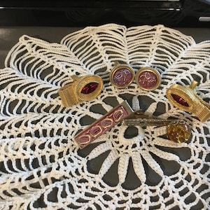 Cuff Links Jeweled Cuff links and Tie Clasps Crackly Gold Marble Tie Clasp Red Ruby Stones on Mesh Cuff links Sparkly Red and Gold Tone Set