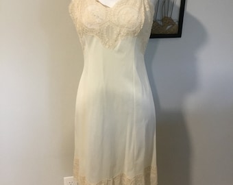 VINTAGE Slip with Lace Accents Off White Lacey Slip Cupcake Pinup Lacey Lingerie 33 Bust Lord & Taylor Label Adjustable straps