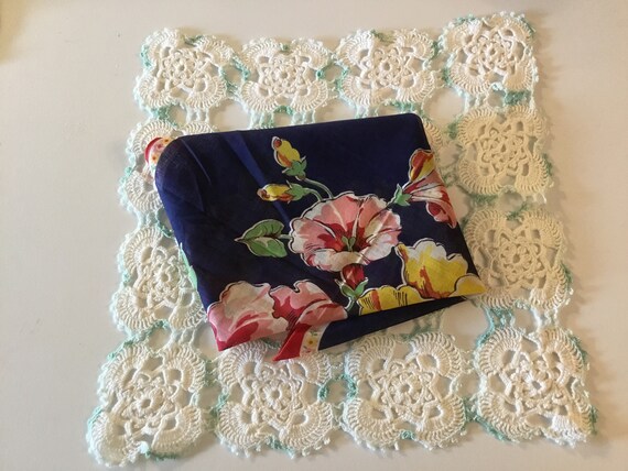 VTG Hanky And Crochet piece Vintage Linens Floral… - image 4