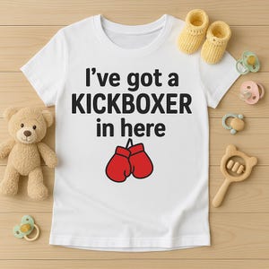 Koszulka „Mam tu kickboxera” | Zabawna koszulka ciążowa | Koszulka z napisem „Kopiący brzuch dziecka” | Uroczy prezent dla przyszłej mamy | Humor ciążowy