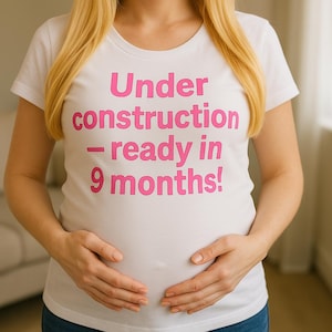Camiseta engraçada para gestantes | Em construção, pronta em 9 meses | Camiseta branca para gestantes com letras rosa | Presente fofo para futura mamãe