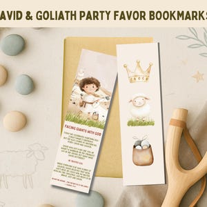 以下が含まれることがあります： ダビデとゴリアテの物語を描いたイラストが描かれたブックマーク2つ。1つのブックマークには、石を投げている少年と「Facing Giants with God」というテキストが描かれています。もう1つのブックマークには、王冠、羊、石の袋が描かれています。