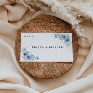Name Card Template, Tischkarte mit Tischnummern, Blaue Blumen Hochzeit Tischkarten Vorlage, Printable Name Cards, Moderne Tischkarte BW01