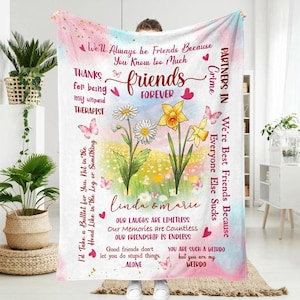Könnte beinhalten: Eine weiße Decke mit floralem Design und den Worten "friends forever". Die Decke zeigt Gänseblümchen und Narzissen mit dem Text "We'll Always be Friends Because You Know too Much."