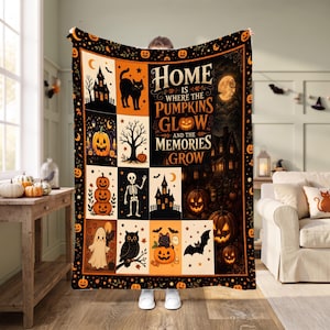 Könnte beinhalten: Eine rechteckige Wohndecke mit einem Raster aus Halloween-Illustrationen, darunter eine schwarze Katze, ein Skelett, ein Geist, eine Eule, Fledermäuse und Kürbisse. Der Text lautet, Home is where the pumpkins glow and the memories grow.
