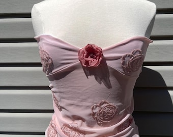 Handgemaakte roze bloemen strapless top: rozenapplicatie met kralen, flirtstijl