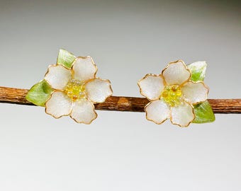 Oorknopjes peerbloesem, witte bloem en bladeren oorbellen harsbloem, cadeau voor haar