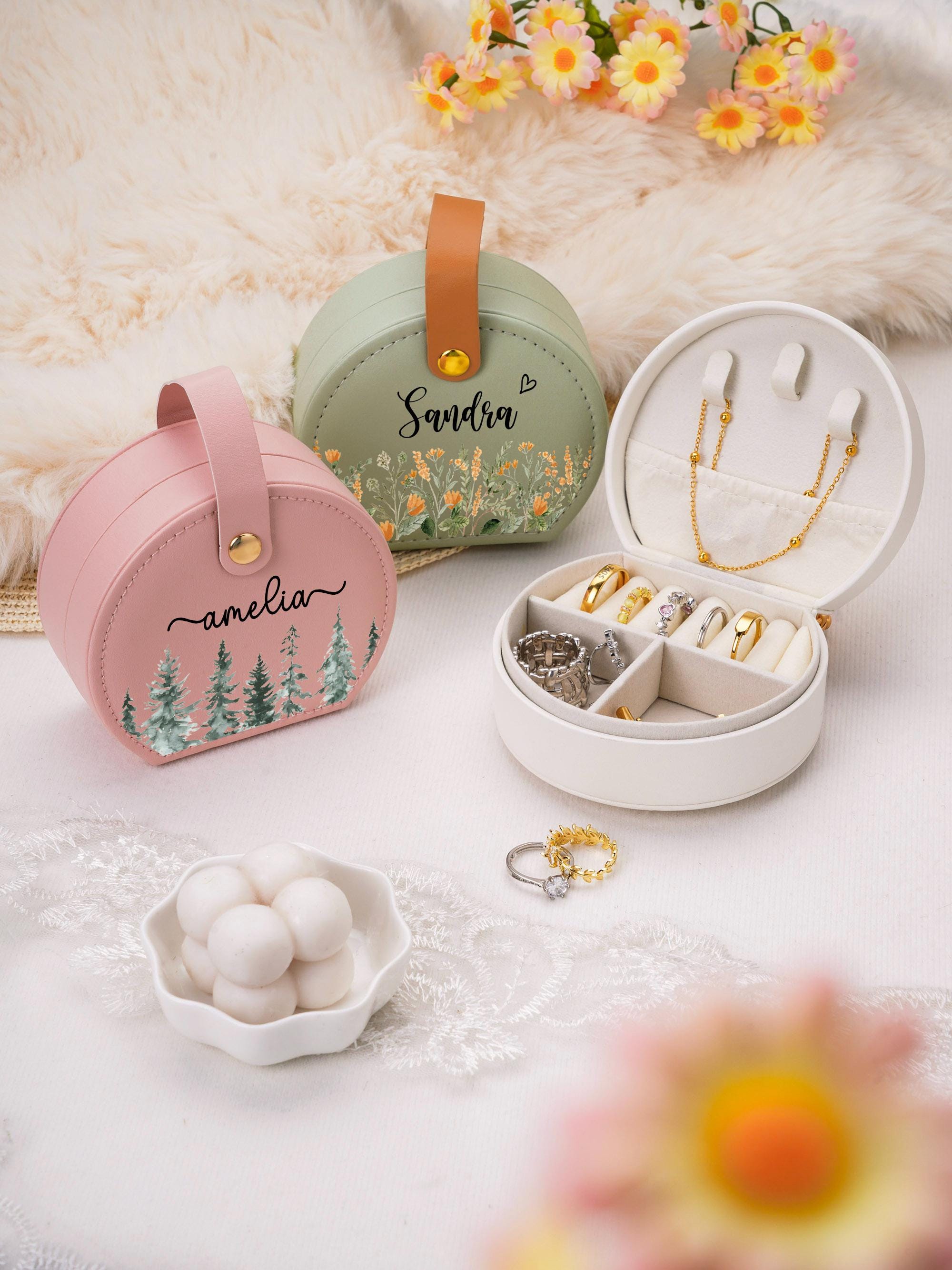 Personalized Travel Jewelry Case Portable Jewelry Box With Wreath & Name Small Jewelry Box For Wedding Bridesmaid Proposal Gifts Women Girls Birthday Travel Gifts (Black