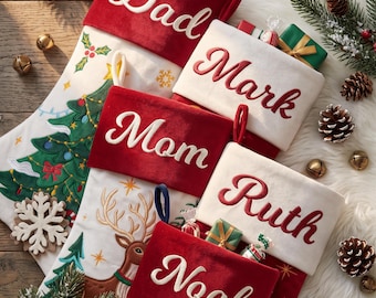 Puede incluir: Cinco calcetines de Navidad con los nombres bordados Dad, Mark, Mom, Ruth y Noah. Los calcetines están confeccionados en tela roja y blanca con diseños festivos que incluyen un árbol de Navidad, un reno y Papá Noel.